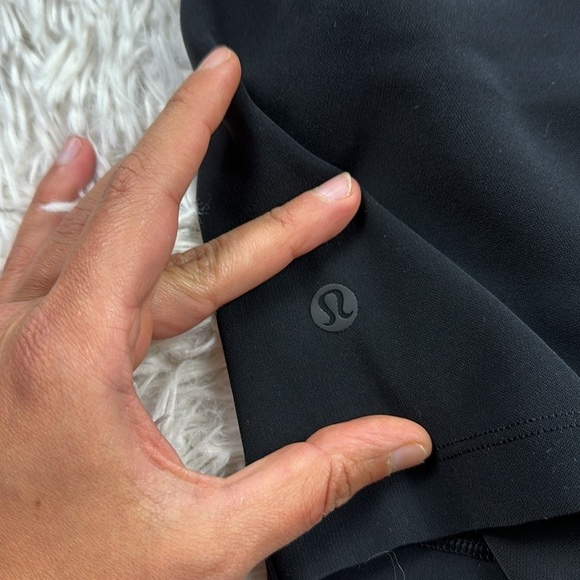 Lululemon On The Fly Short *Woven *2.5" Black - Picture 4 of 5